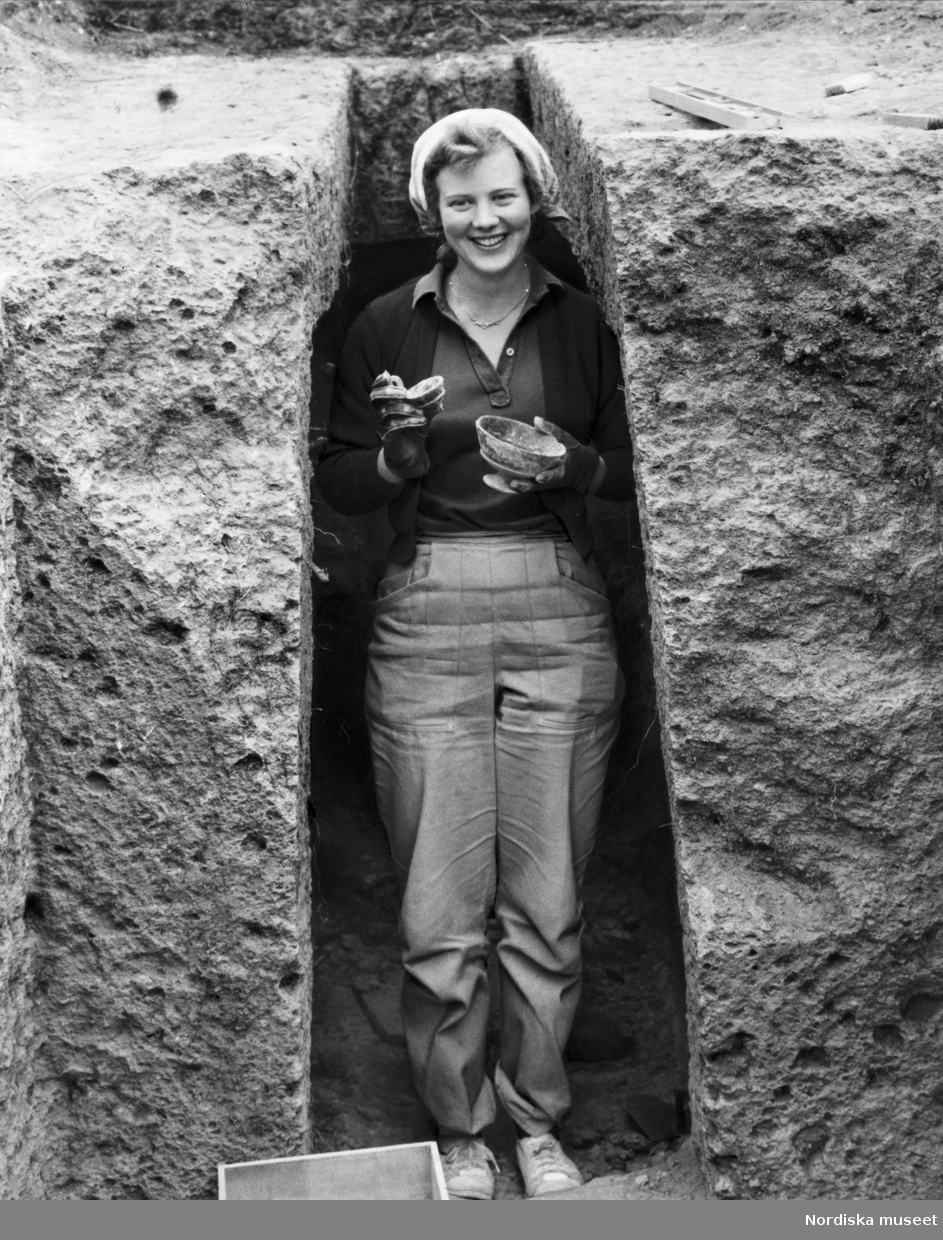 Prinsessan Margrethe av Danmark deltar i arkeologiska utgrävningar vid San Giovenale i Italien. Här ses hon framför en kammargrav.