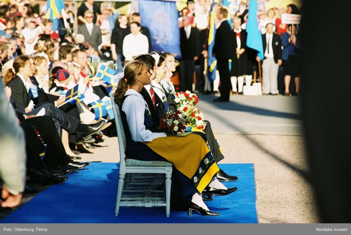 Firandet av den svenska nationaldagen den 6 juni 2004 på Skansen, Stockholm. Den kungliga familjen. Orkester. Publik. Artisterna Shirley Clamp, Tomas Ledin och Lasse Berghagen. Programledaren Agneta Bolme Börjefors.