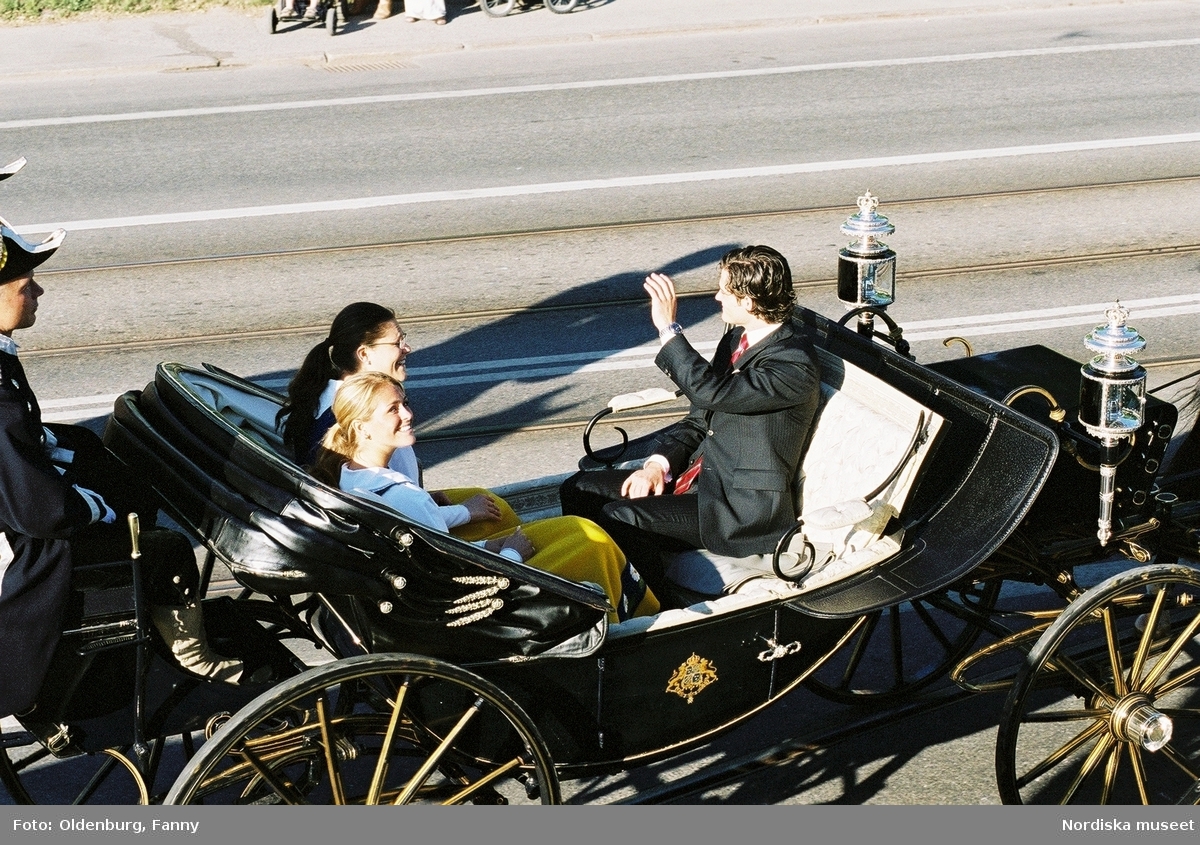 Firandet av den svenska nationaldagen den 6 juni 2004. Kortege med den kungliga familjen i hästdragna vagnar till Skansen. Kungliga Livgardets Dragonbataljon.