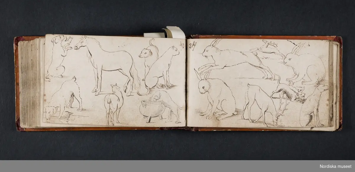 "Röda boken". Liten bok med initialerna H B på framsidan och årtalet 1728 på baksidan. Boken innehåller skisser av myter, människor, djur, byggnader och växter. Enligt medföljande utdrag ur brev från Knut Almström till direktör Fredrik Wehtje 1952 så har boken tillhört Petter Gustaf Löfström och därefter en man med efternamnet Bundred som var gravör vid Rörstrand.