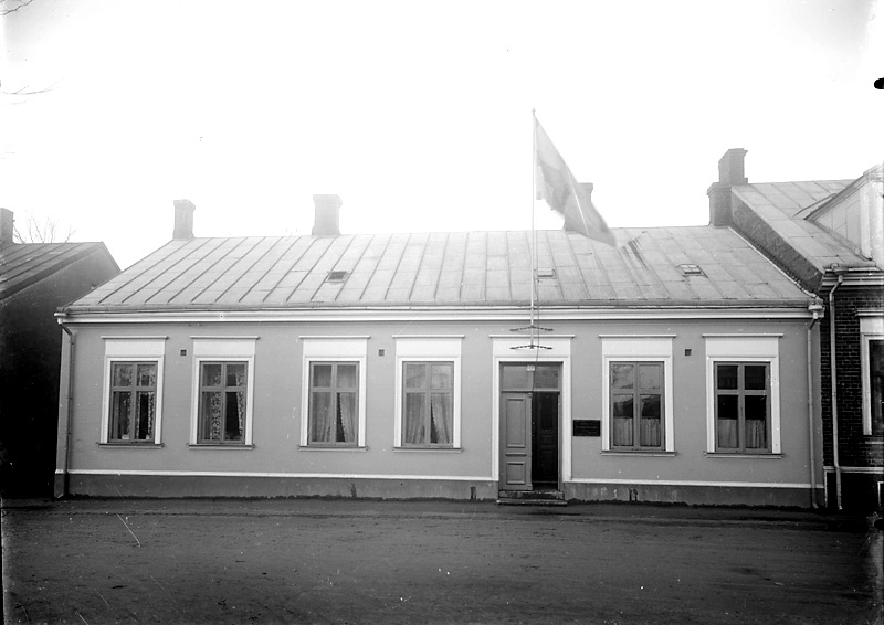 Valldammsgatan 9-13 omkring år 1930. 
Nummer 9 tillhörde urmakare Persson, nummer 11 H J Svensson, nummer 13 familjen Holmgren.
