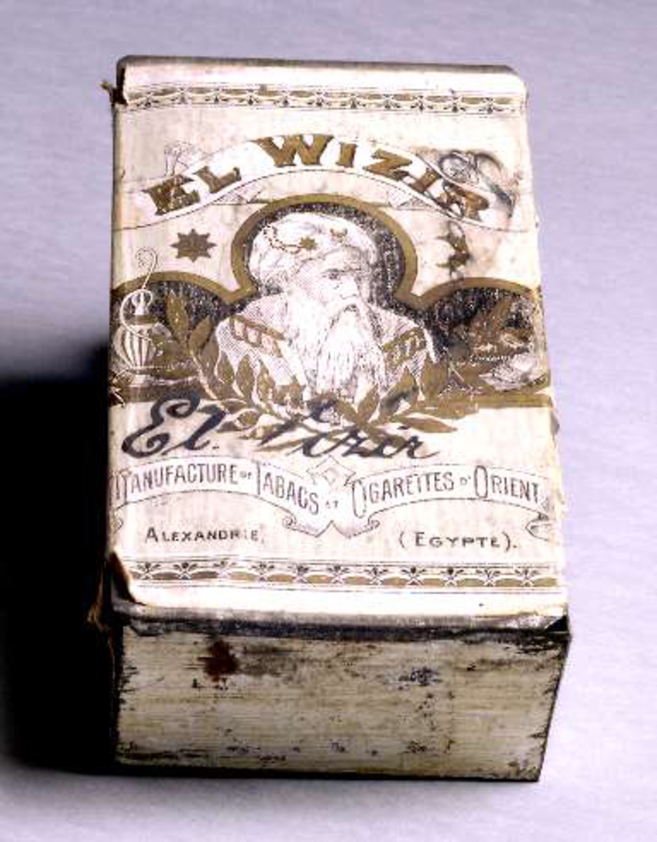 Plåtburk klädd med papper. Tryckt text: "El Wizit Manufacture de tobacs et cigaretts d´orient. Alexandre (Egypte)".