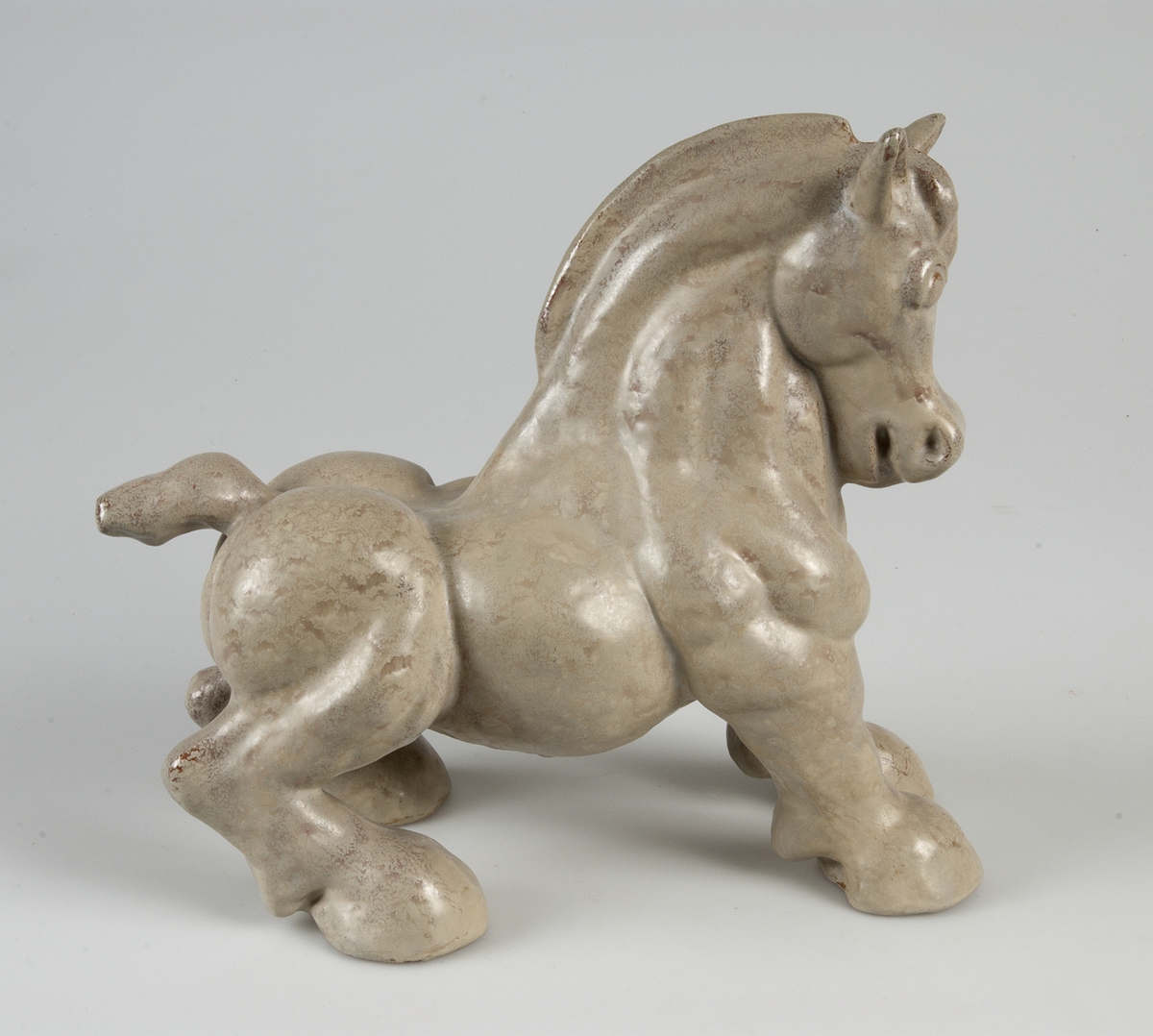 Figur, i form av en häst, av lergods.
