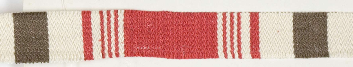 Randig löparväv i färgerna rött och vitt. Den har nummer "B-4016".