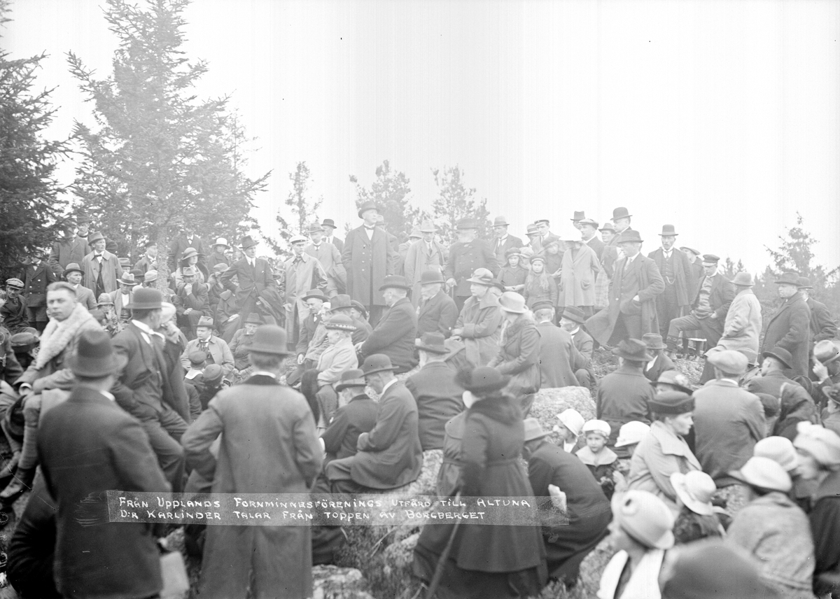 "K. A. Karlinder talar på Borgberget i Altuna vid Upplands fornminnesförenings utflykt", Billerstena, Altuna socken, Uppland 27 maj 1923