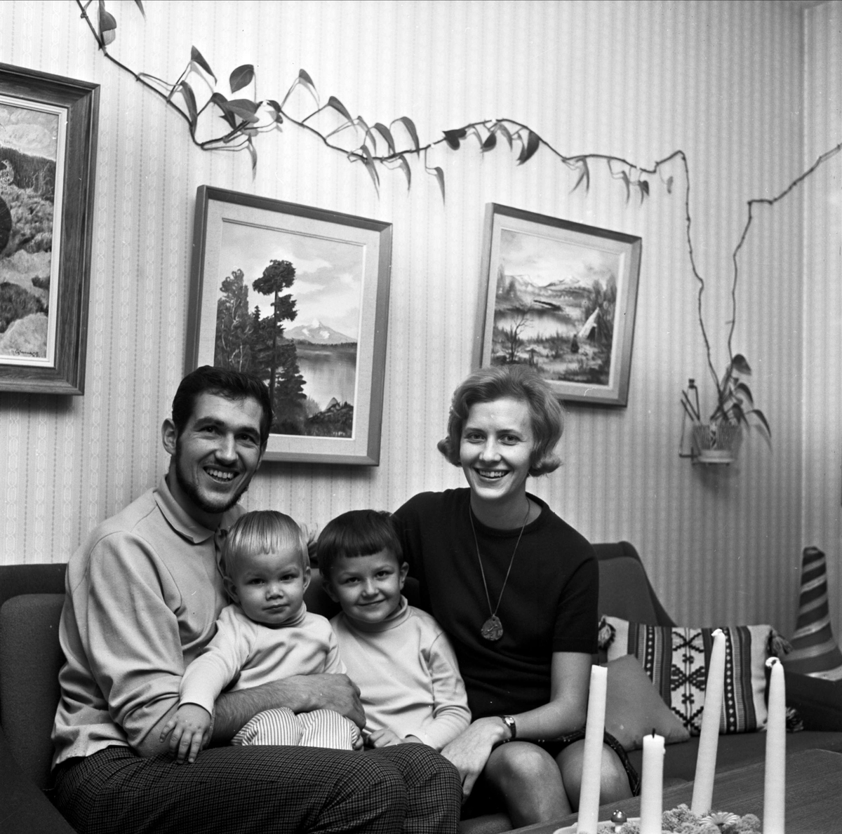 Orienteraren Thord Lind, hans hustru Gunbritt och barnen Peter och Niklas i hemmet