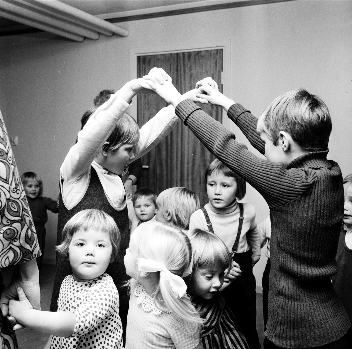 Barn leker på "Bullerbyskolans final", Tierp, Uppland 1967