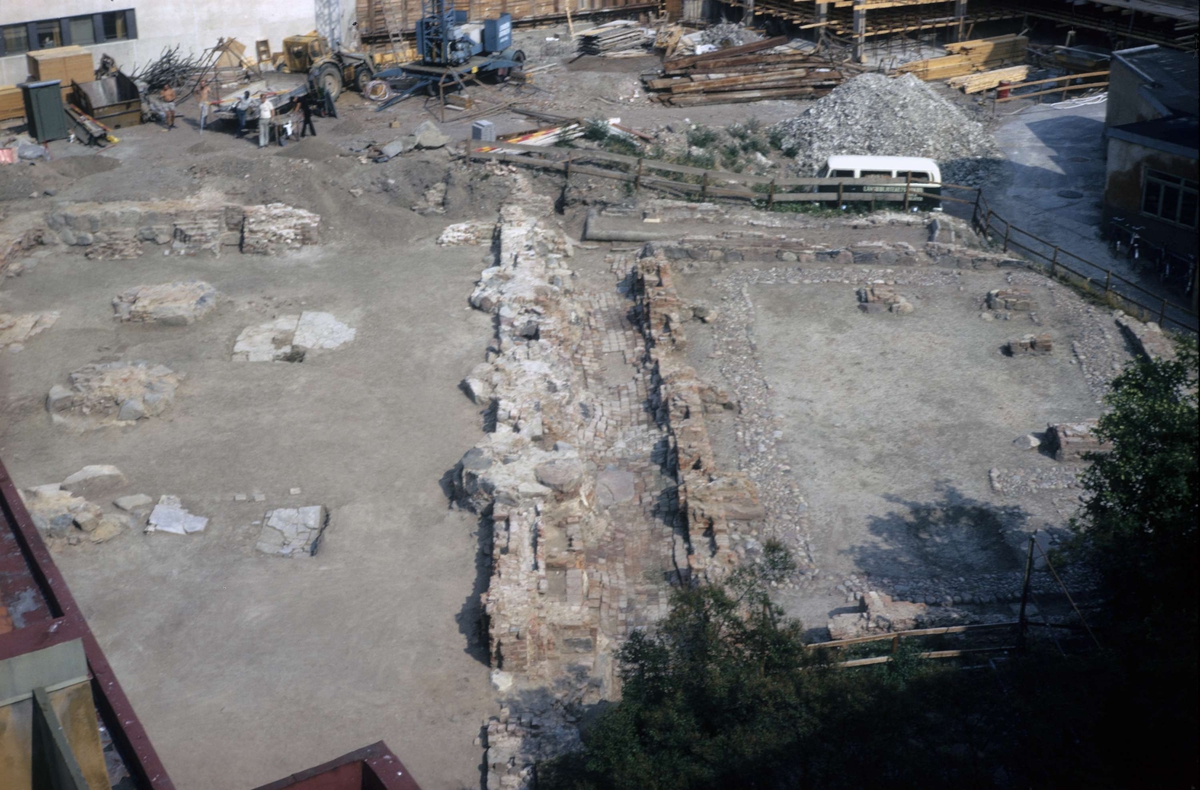 Arkeologisk undersökning av Franciskanklostret, kvarteret Torget, Uppsala 1971 - 1972. Norra korsgången. Från väster