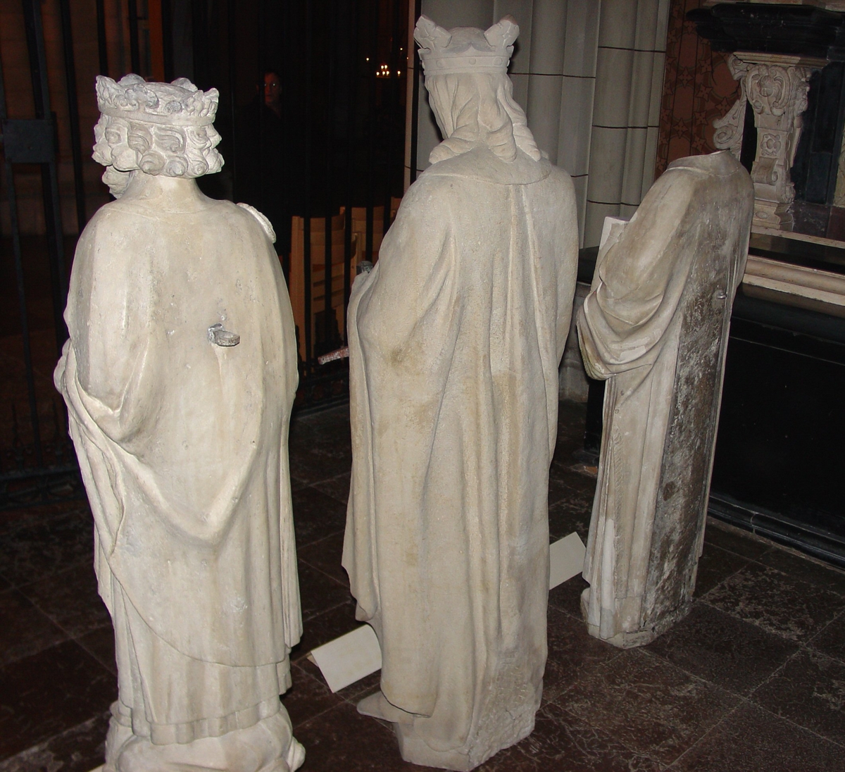 Sankt Olof (till vänster). Baksidan av skulpturen. På bilden syns dessutom Sankt Erik (i mitten) och Sankt Lars (till höger), Uppsala domkyrka, Uppsala 2005