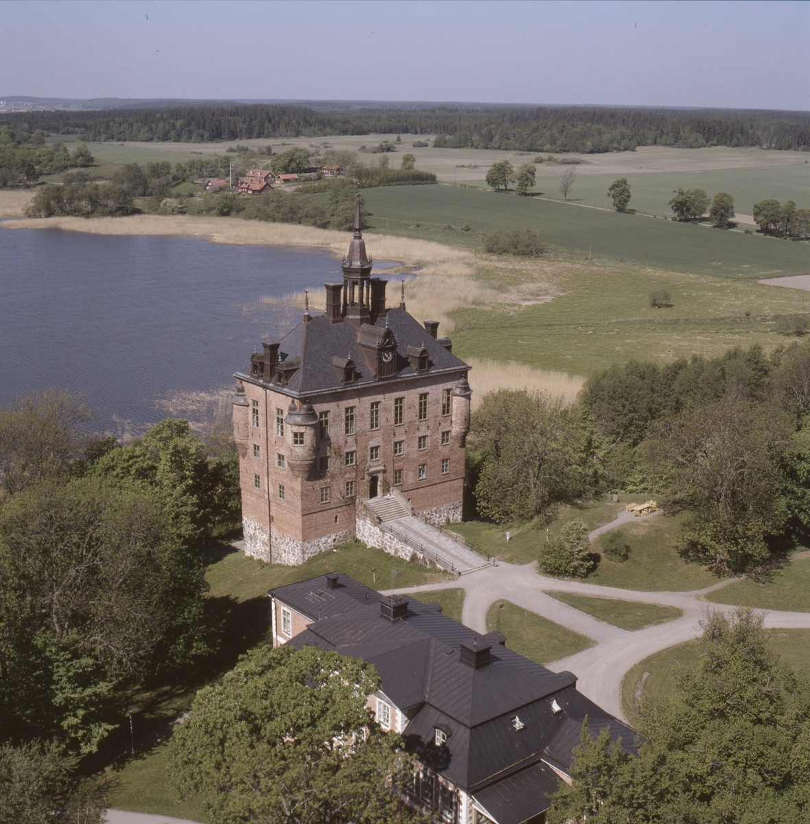 Vy över Wiks slott vid Mälaren, Viks socken, Uppland, juni 1989