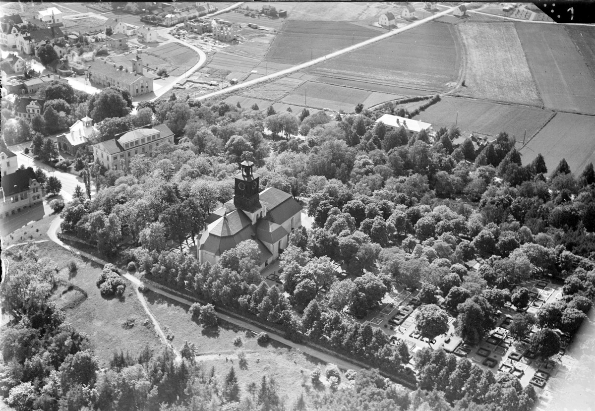 Flygfoto över Vårfrukyrkan i Enköping 1936