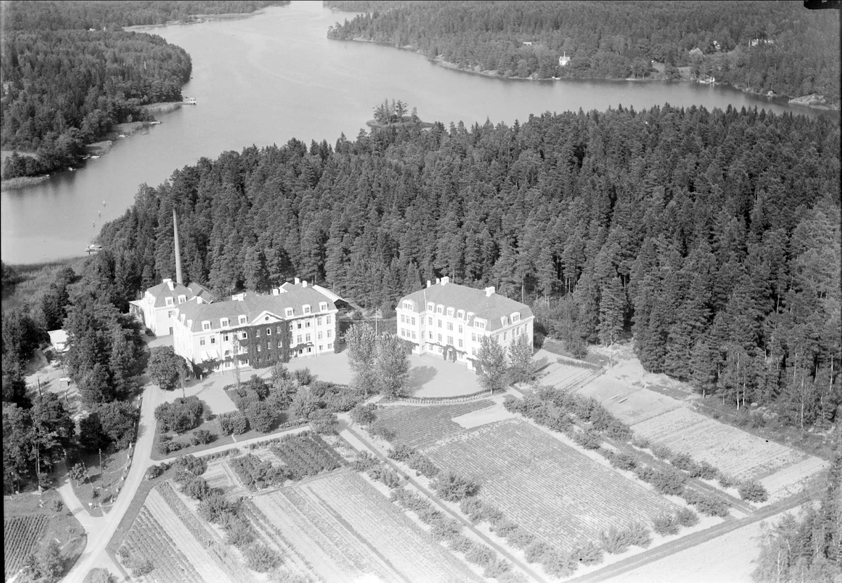 Flygfoto över Margaretahemmet, senare Valloxens sjukhem, och Valloxen, Knivsta, Uppland 1936