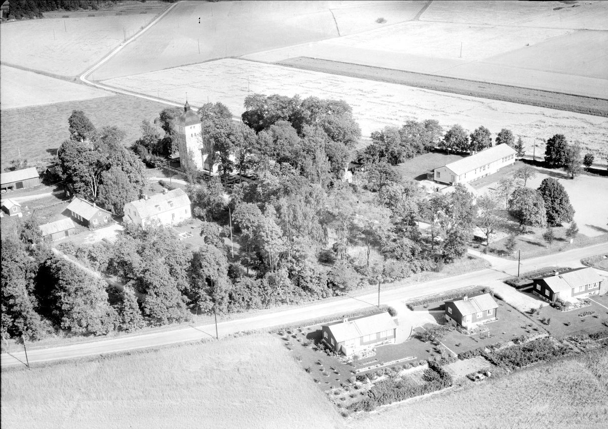 Flygfoto över Balingsta kyrkomiljö, Balingsta socken, Uppland 1958