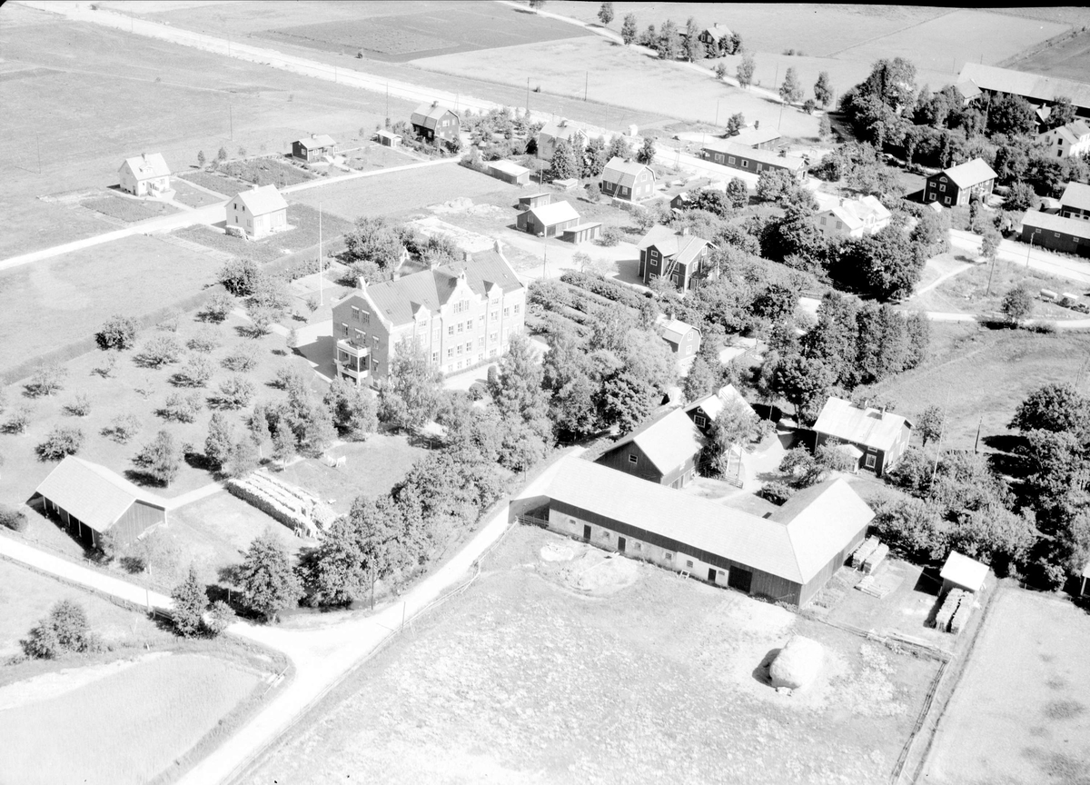 Flygfoto över Tierp och Svanby sjukhem, Uppland 1947