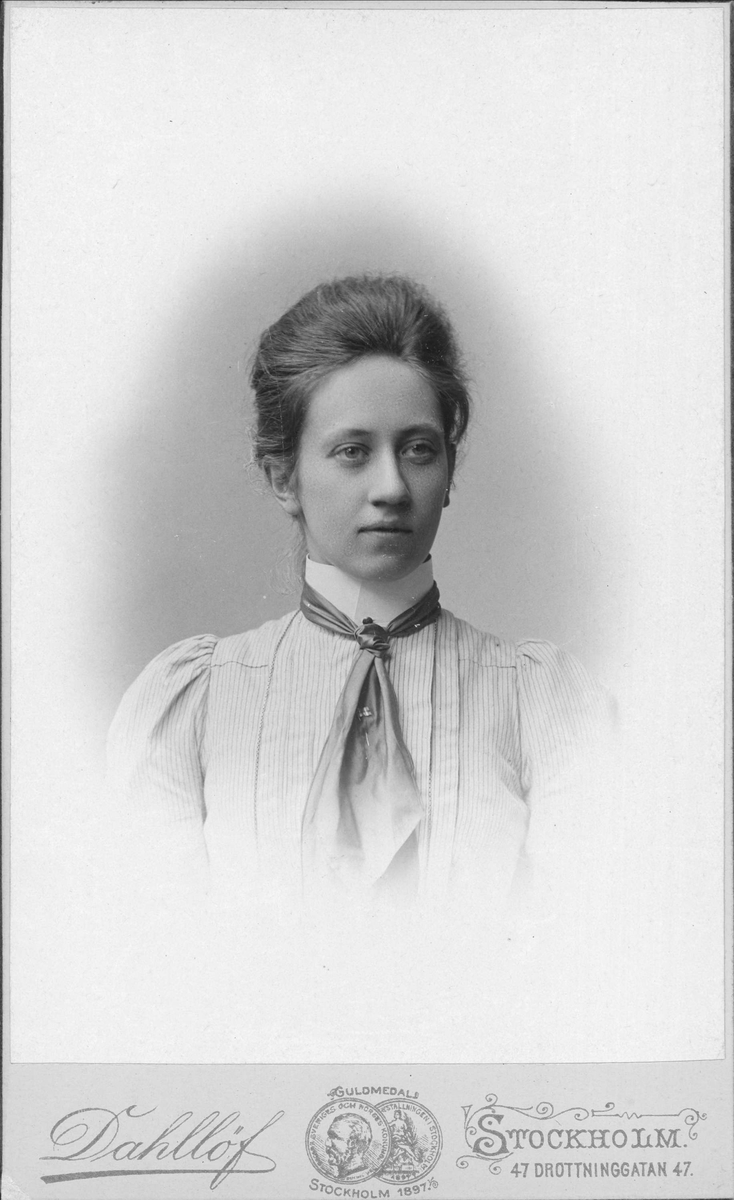 Kabinettsfotografi - sannolikt Helga Cederborg, maj 1900