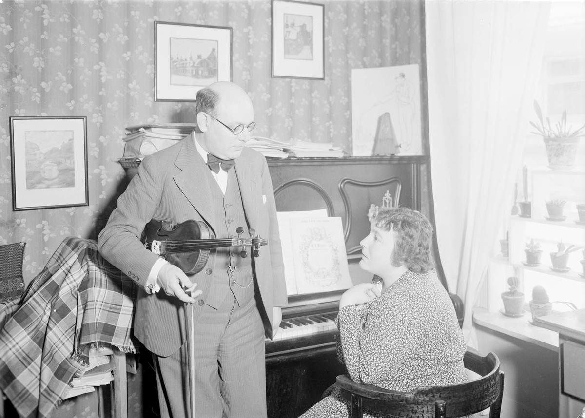 Musikforskaren Sven E Svensson och kvinna i hemmiljö, Uppsala 1939