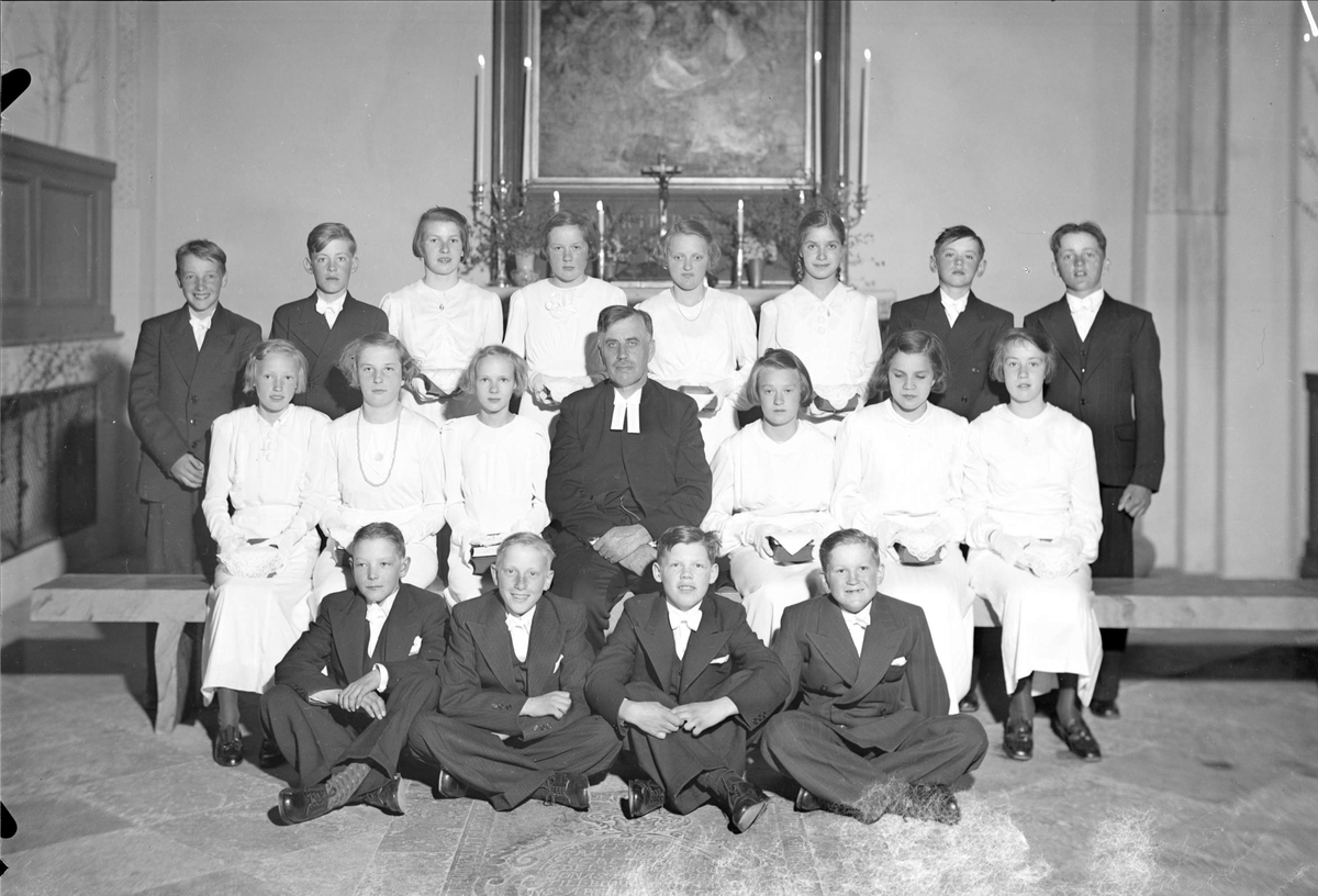 Grupporträtt - konfirmander och präst i Vänge kyrka, Uppland 1938
