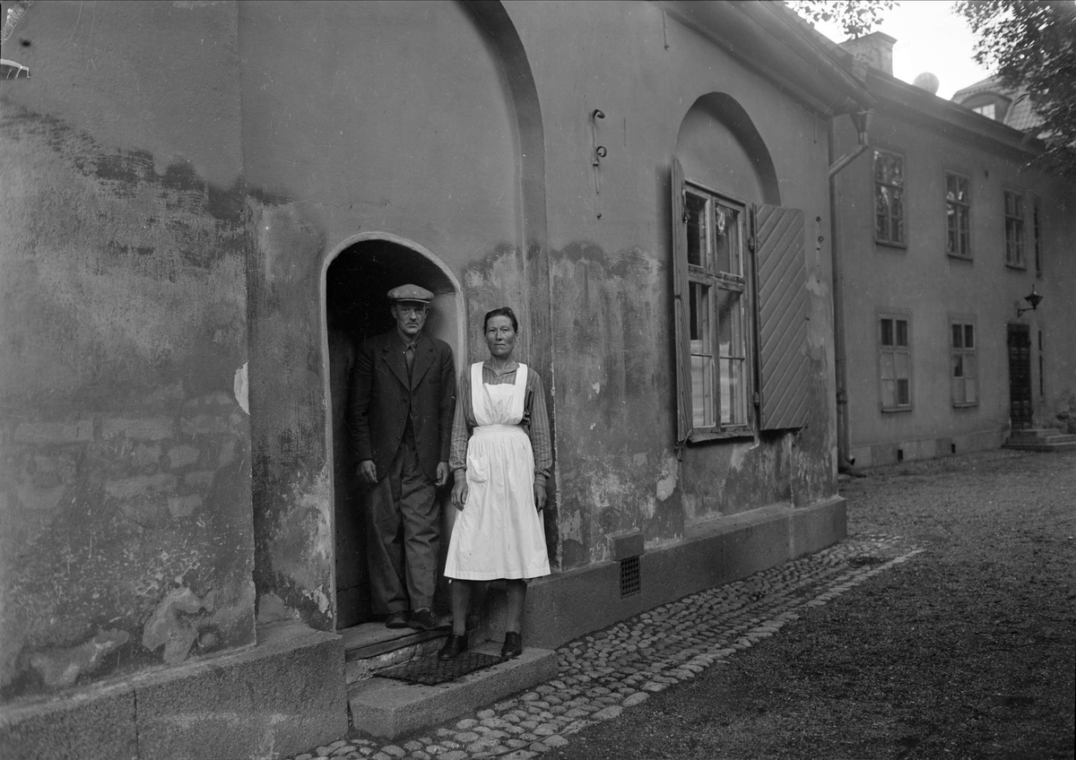Vaktmästare Gösta och Beda Cecilia Karlsson utanför Schefferus bibliotek, kvarteret Disa, Uppsala
