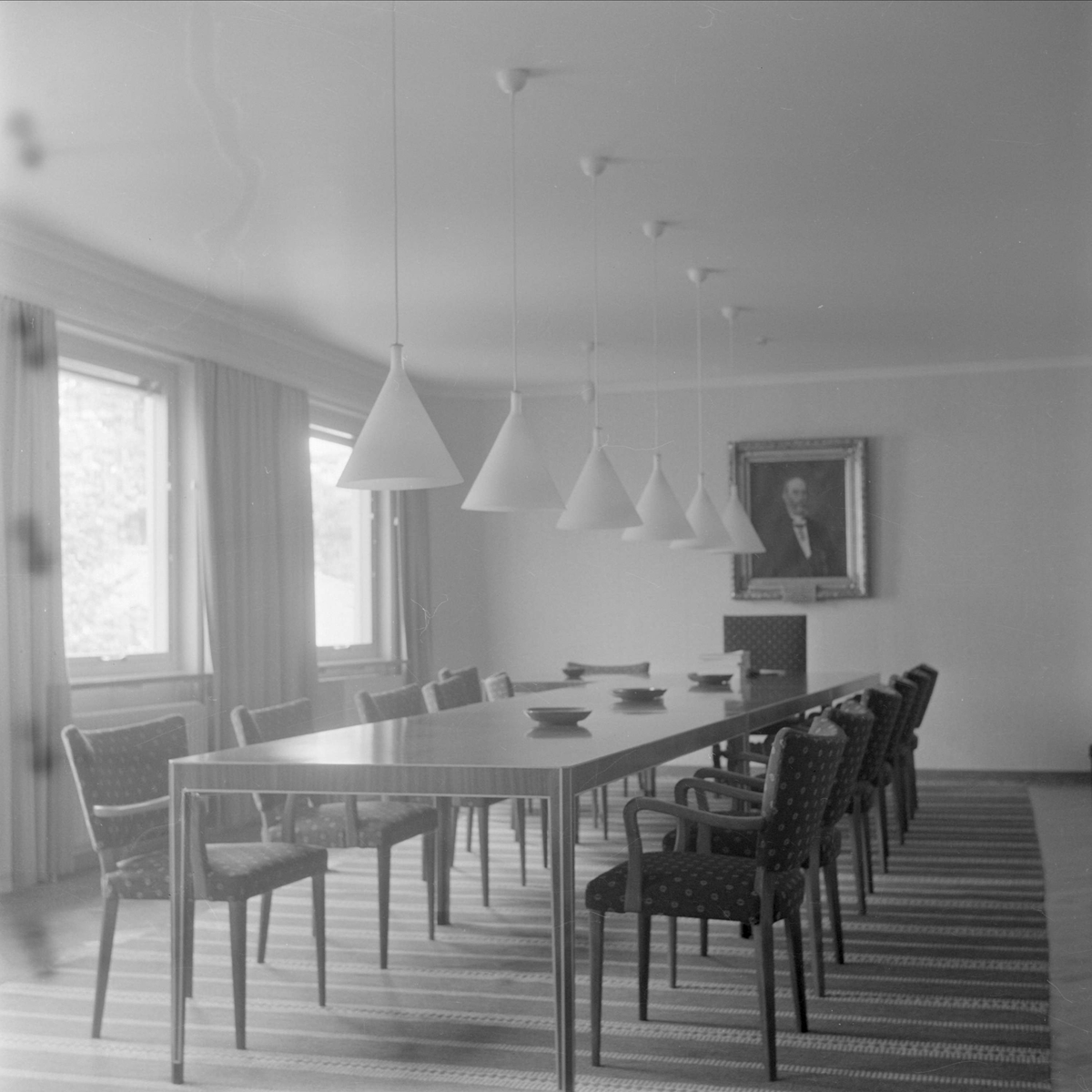 Sammanträdesrum med bord och stolar
