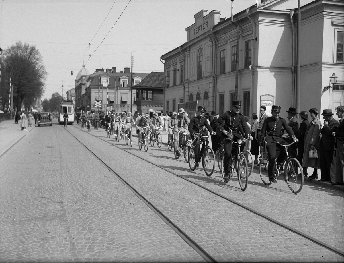 Cykelkortege i samband med starten av Svenska cykelveckan, Vaksalagatan utanför Chateau Barowiak, Upsala teater