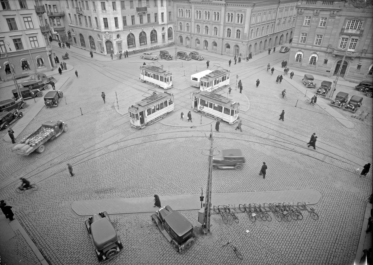 Spårvagnarna möts på Stora torget, Uppsala augusti 1939