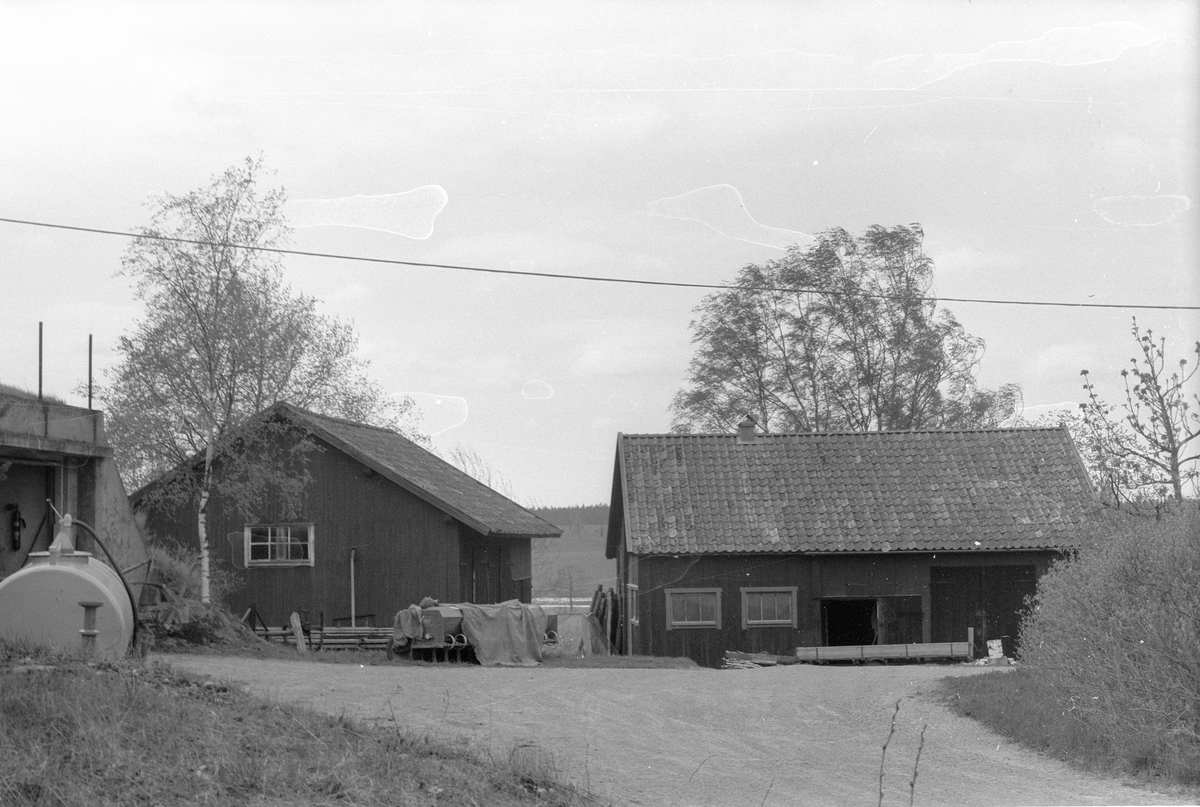 Jordgarage, lider, vedbod, hönshus och bod, Årby 2:3 - 1:2 med flera, Årby, Lena socken, Uppland 1977