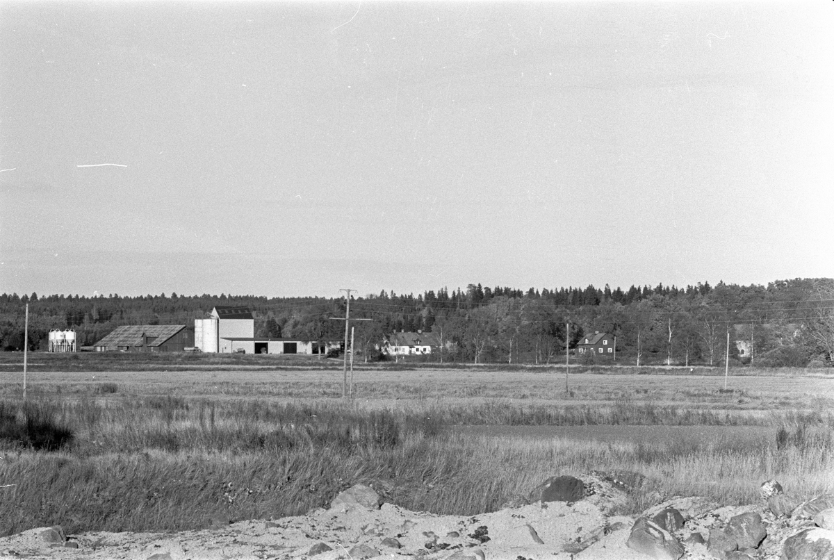 Vy från sydsydväst över Lena-Salsta 1:5, Salsta, Lena socken, Uppland 1978