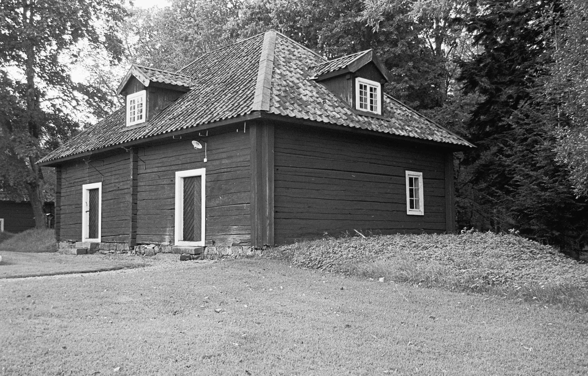 Flygelbyggnad uppförd i mitten av 1700-talet vid Strömsbergs herrgård, Strömsbergs bruk, Tolfta socken, Uppland 2000
