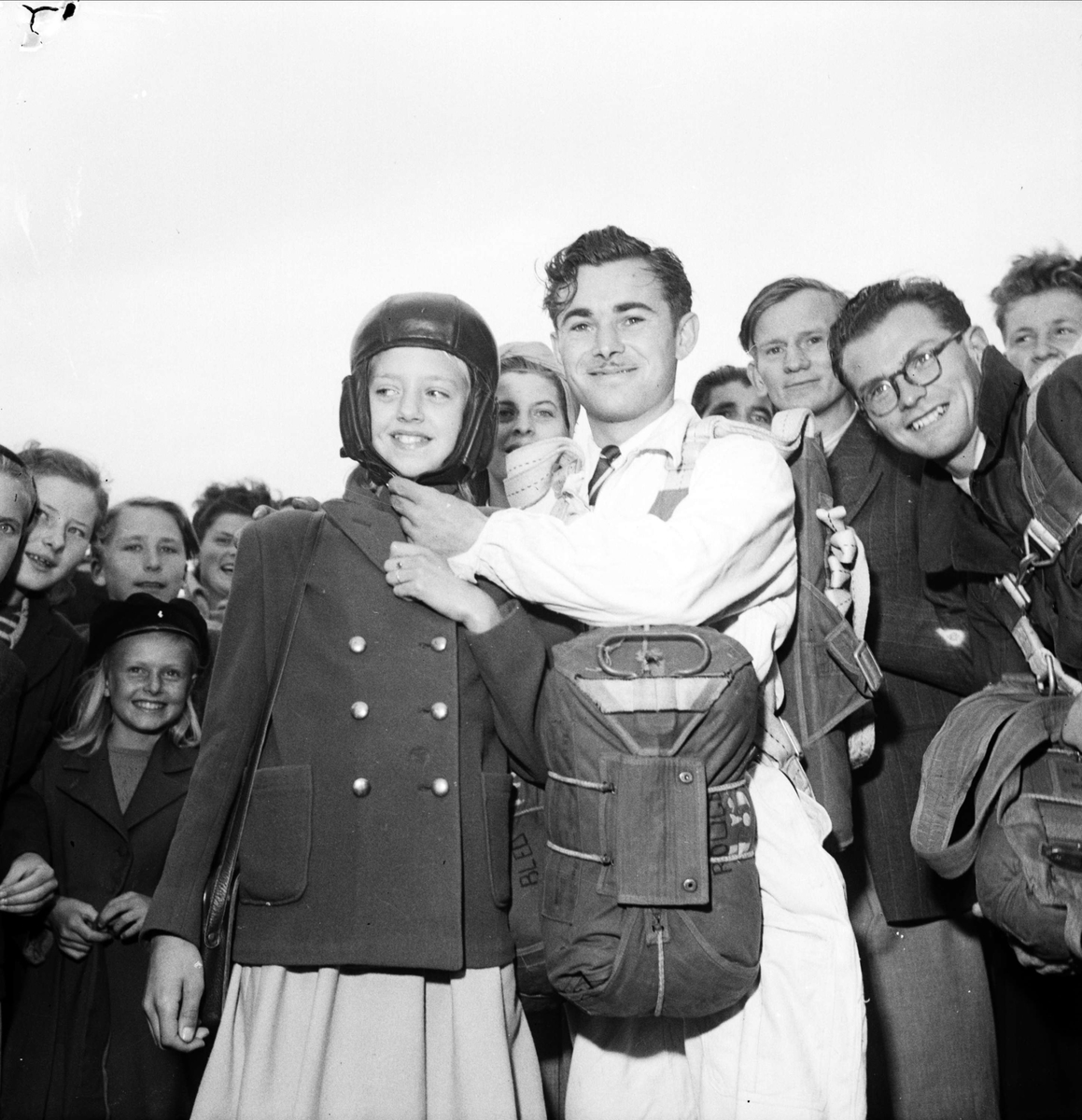 Franske fallskärmshopparen Pierre Matou med åskådare, "Sportflygets dag", Sundbro flygplats, Uppland 1948