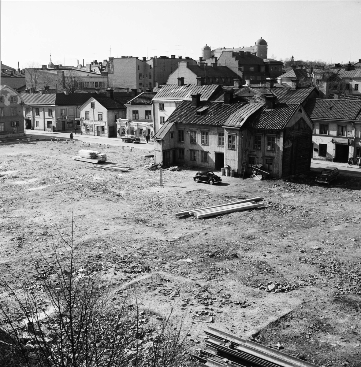 Rivningstomt i kvarteret Svanen, Dragarbrunnsgatan - S:t Persgatan, Uppsala 1961