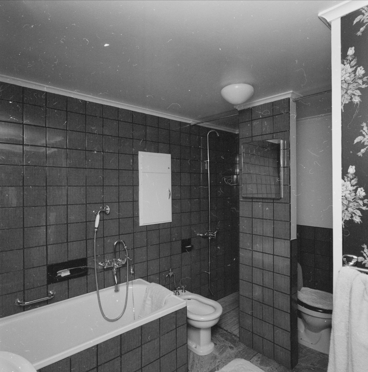 Badrum i västerås inrett med kakel från upsala ekeby ab, 1961 ...