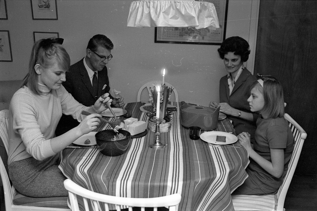 Överläkare Nils Brage Nordlander med familj vid matbordet, december 1965, Uppsala