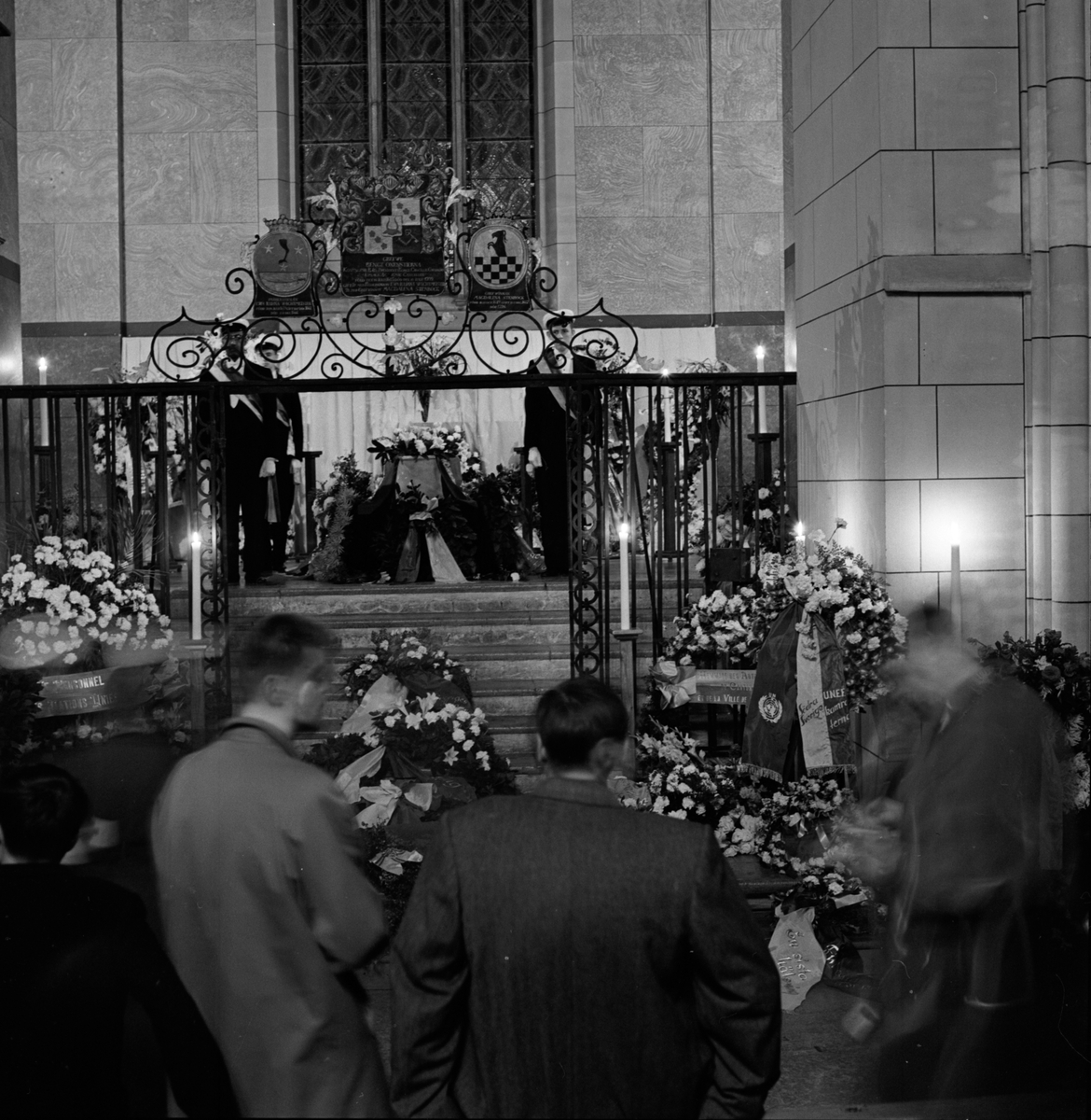 Dag Hammarskjölds begravning, defileringen i kyrkan dagen för begravningen, Uppsala domkyrka september 1961