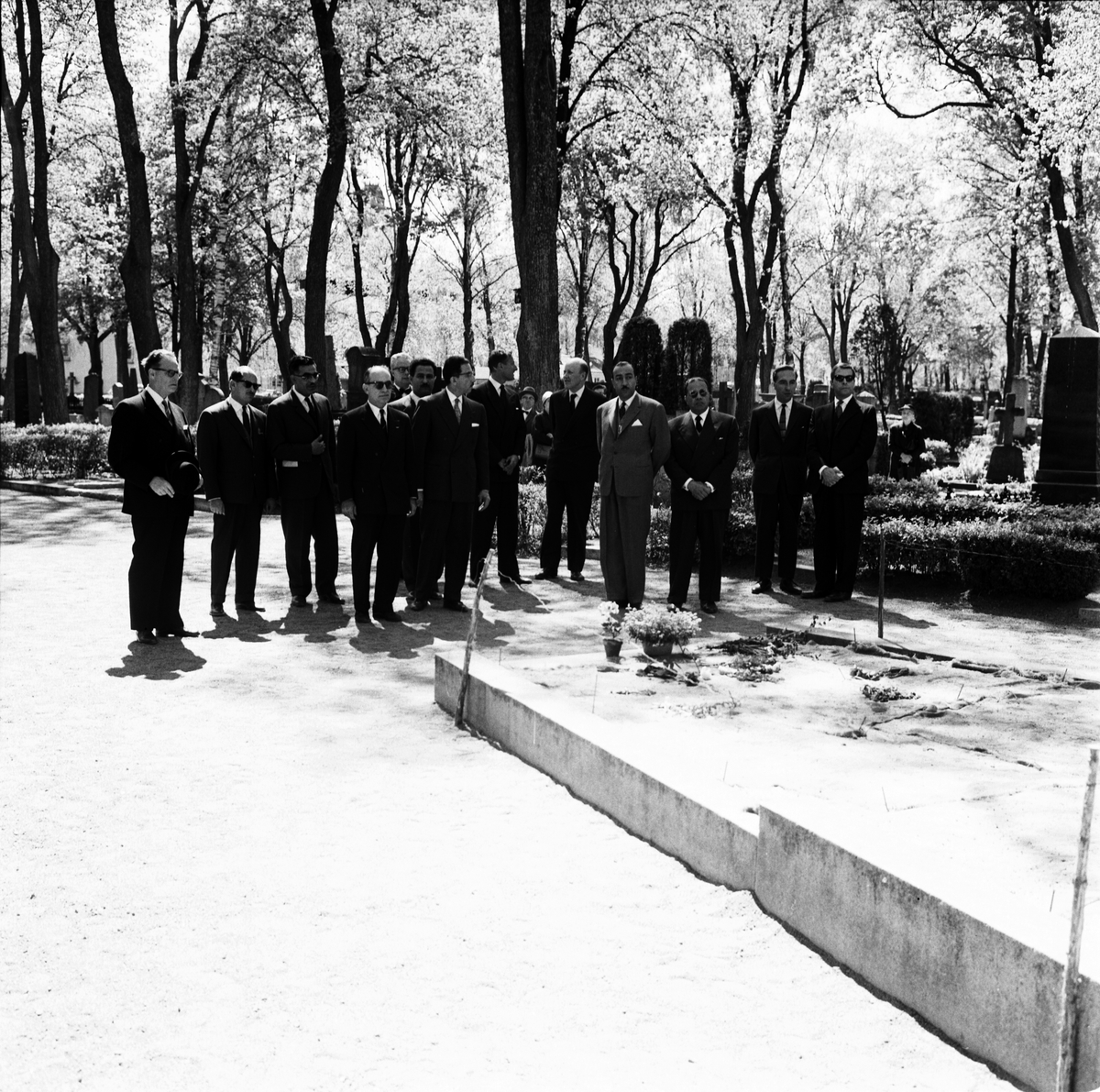 Kairominister vid Dag Hammarskjölds grav. Uppsala gamla kyrkogård, Kungsgärdet, Uppsala  juni 1962