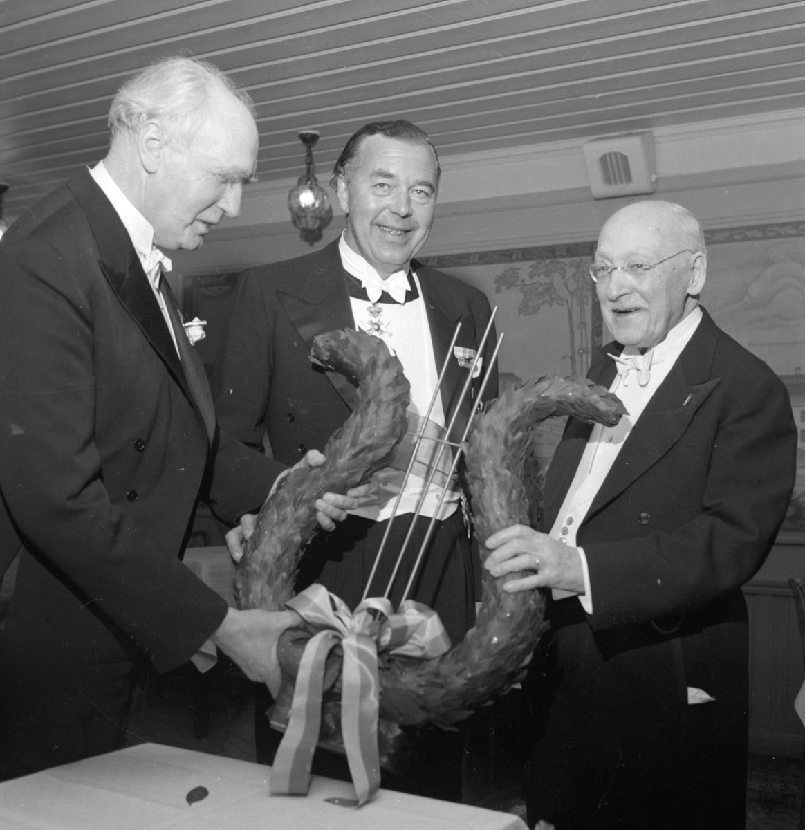 Prins Bertil och Stor-OD - Orphei Drängar - hyllade tonsättaren Hugo Alfvén inför hans 85-årsdag, Flustret, Uppsala 1957