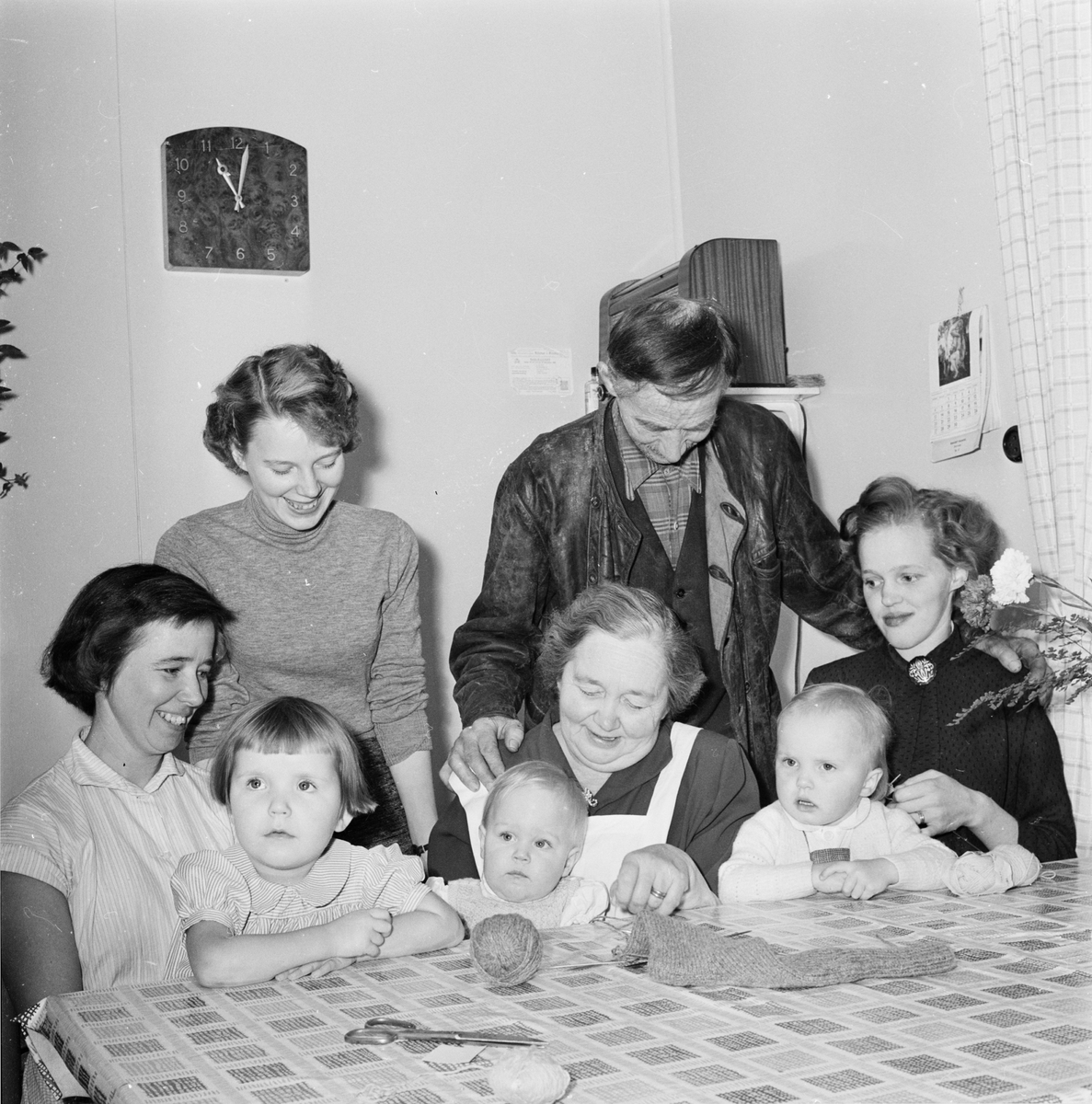 Lantbrukare Dina Eriksson, 1955 års mottagare av Insulanderska priset. Vid köksbordet med make, barn och barnbarn