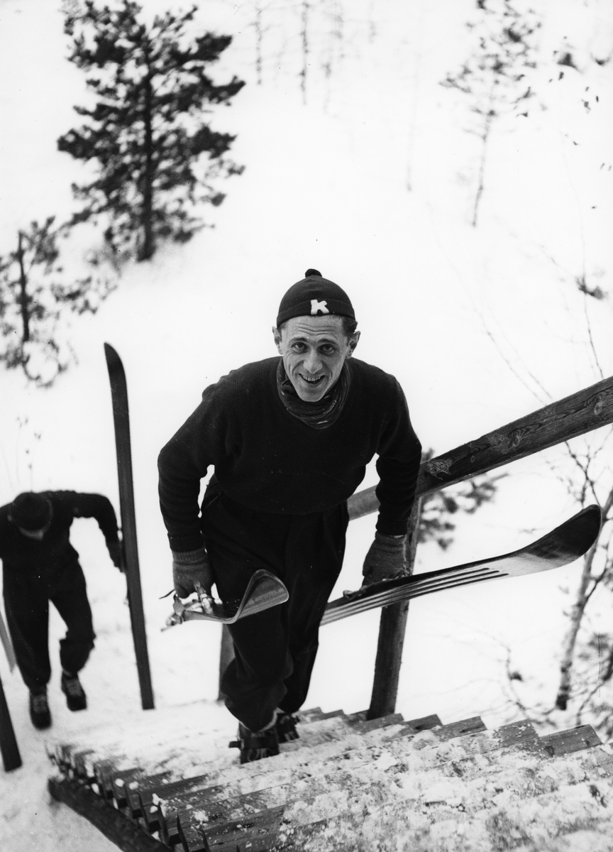 Petter Hugsted trener i Perseløkka. Petter Hugsted training at local jumping hill.
