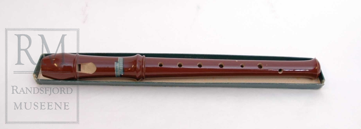 Form: Består av todelt fløyte, todelt avlang eske med avtagbart lokk og kost til å gjøre rein fløyta 
