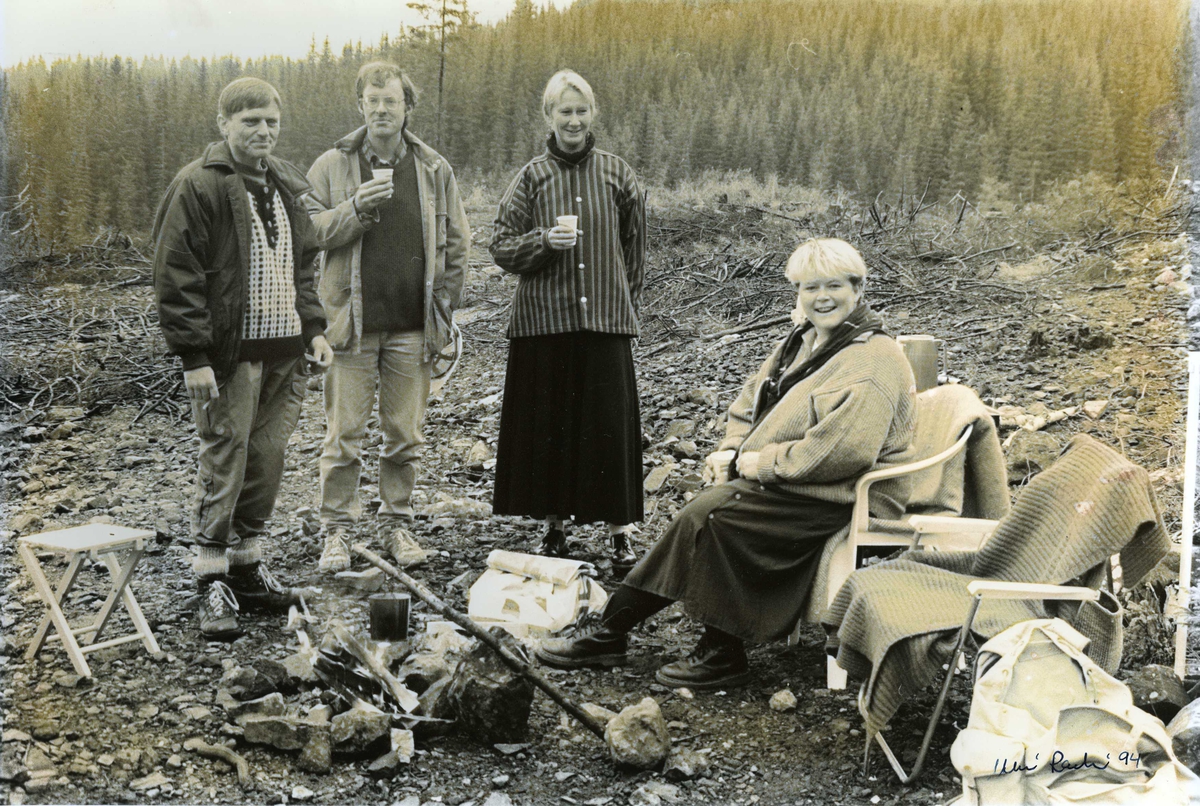 Kulturminnedagen 1994 på Nyseter. Gruppe på fire ved et leirbål..