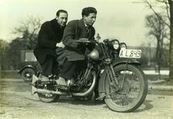 Skøyteløperne Michael Staksrud og Ivar Ballangrud på motorsy