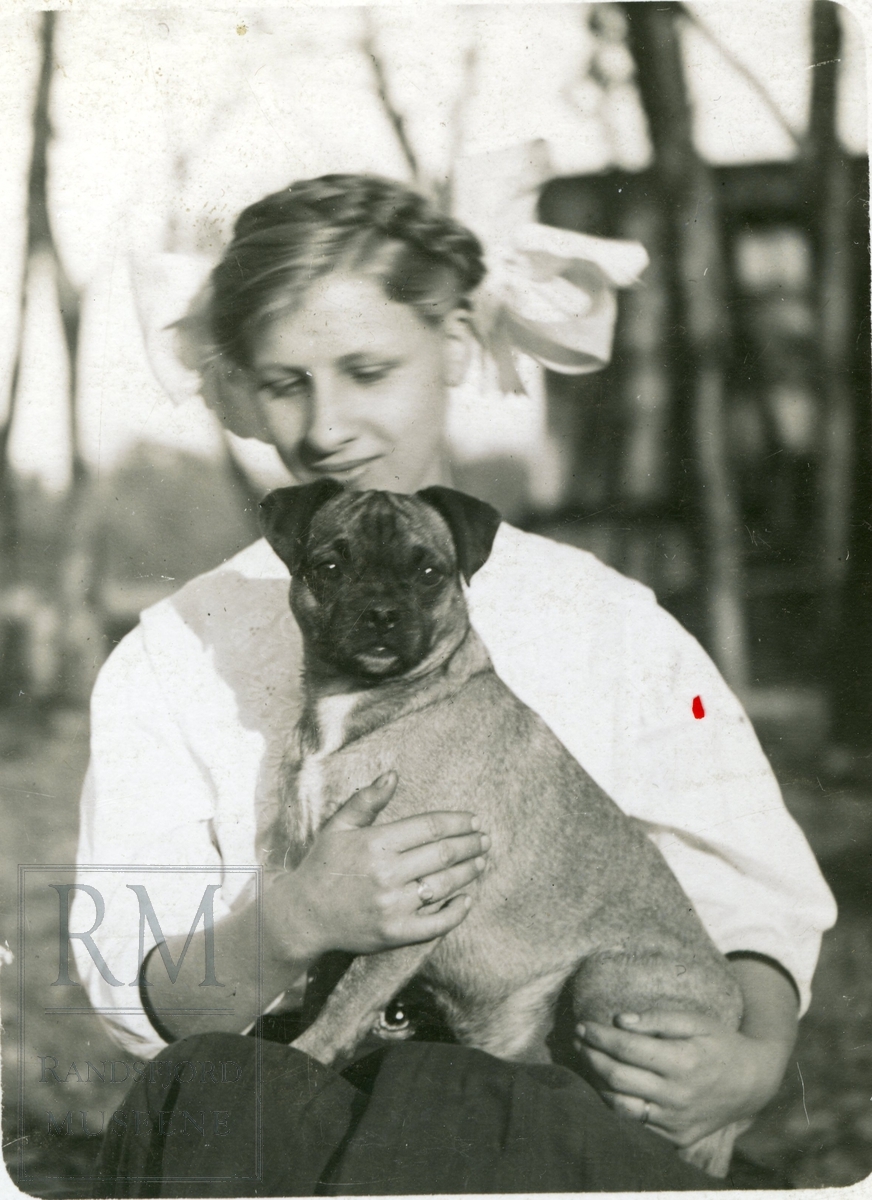 Olga Steen med hund.