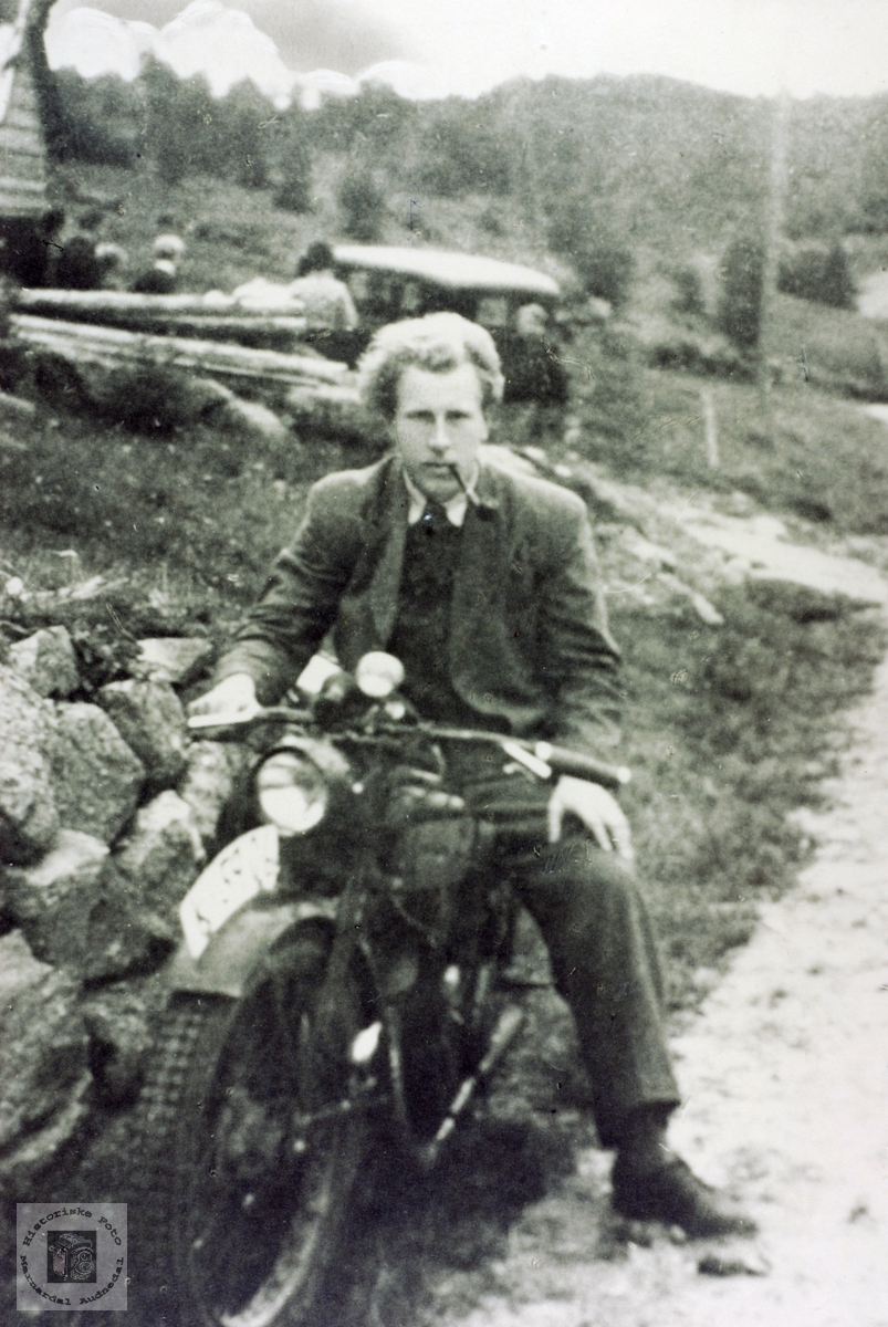 Portrett av John Øydna på motorsykkelen.