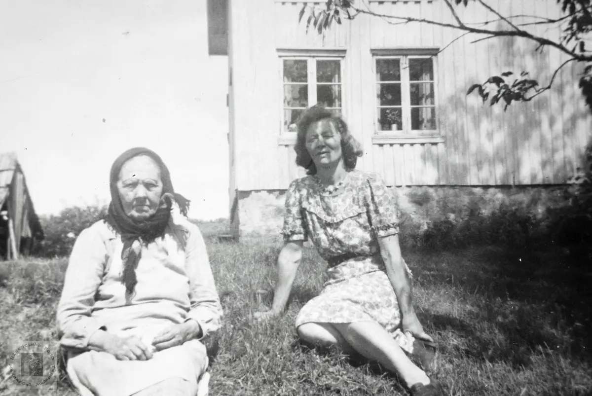 Portrett i hagen av mor og datter. Grindheim Audnedal.