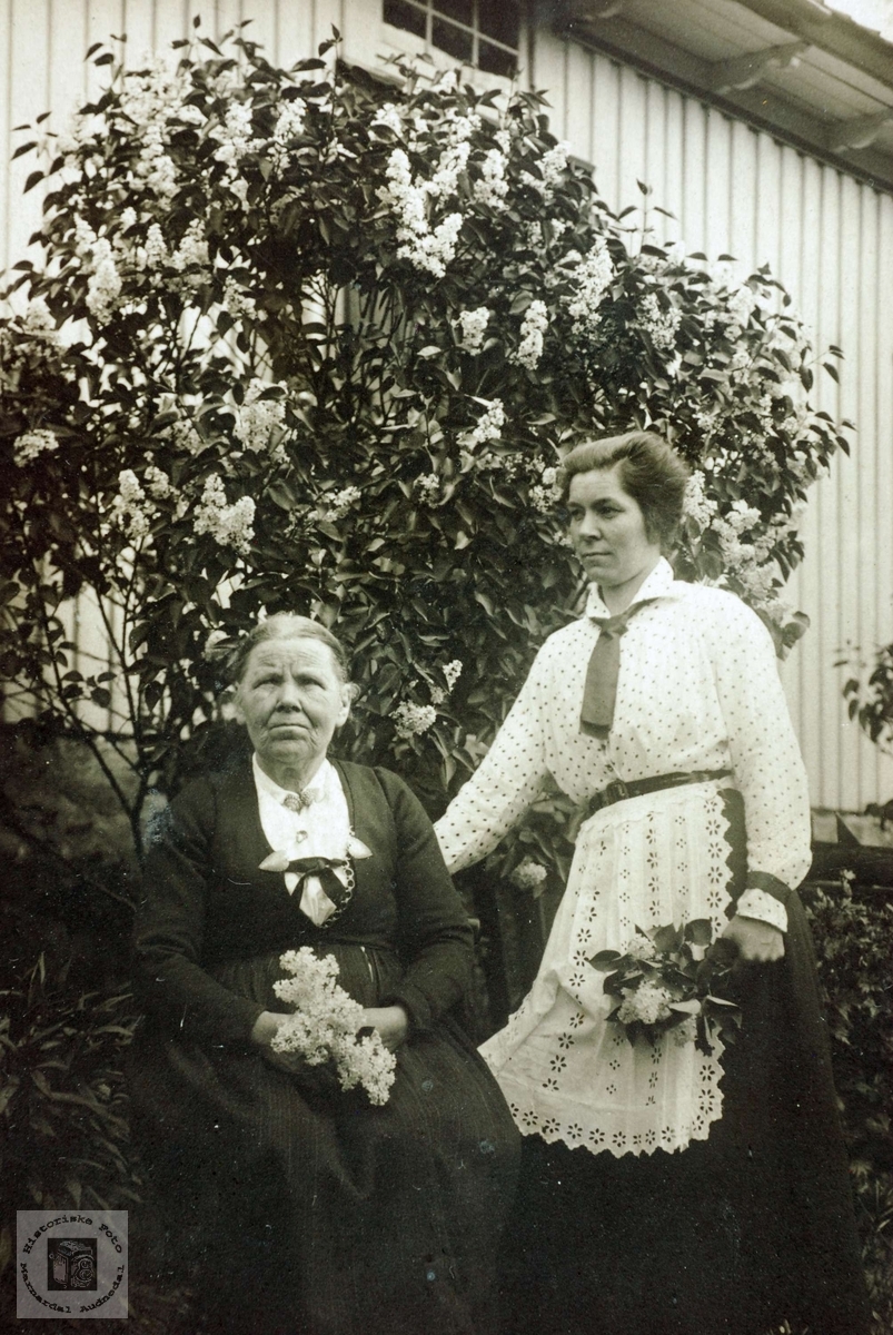 Portrett av Ingrid Ubostad og Anna Ubostad. Grindheim Audnedal.