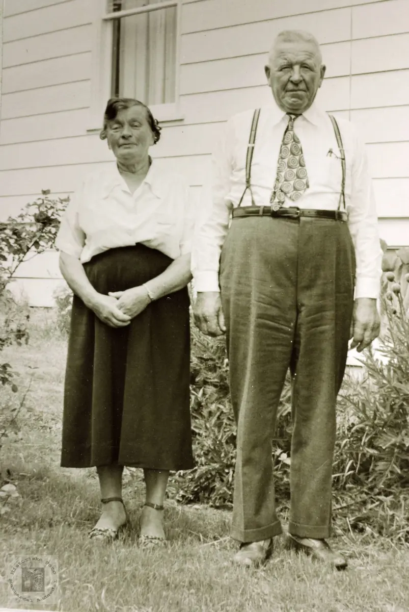 Portrett av ekteparet Berte Lovise og Gunnar Torjusson Odne i USA.