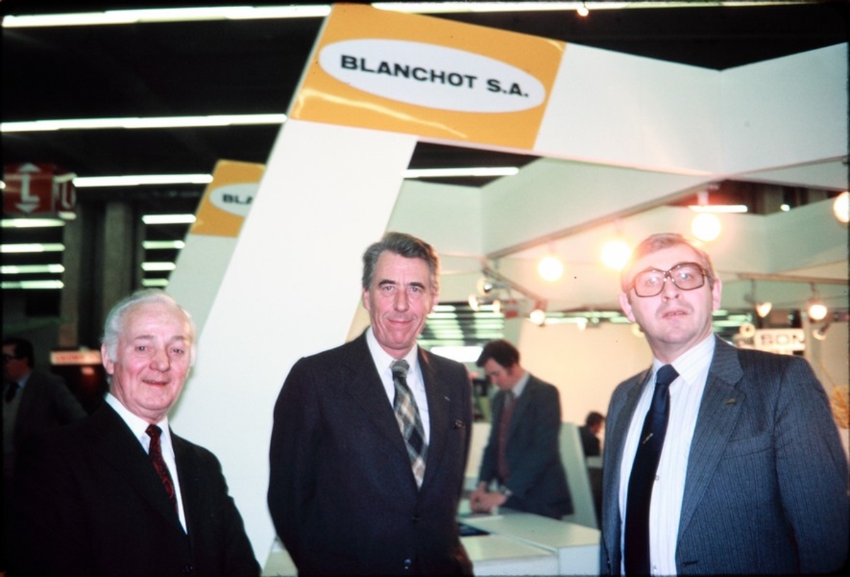 Forretningsfolk på standen til Blanchot SA på SIMA-utstillingen i Paris (Frankrike): eksportsjef til Kvernelands Fabrikk AS Johann Salte (t.h.)
