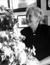 Portrett av en 80-åring, Aasa Røynesdal med blomster.