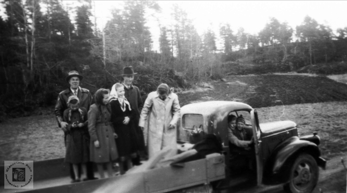 Persontransport på åpen lastebil, Bjelland.
Chevrolet årsmodell 1946-47.