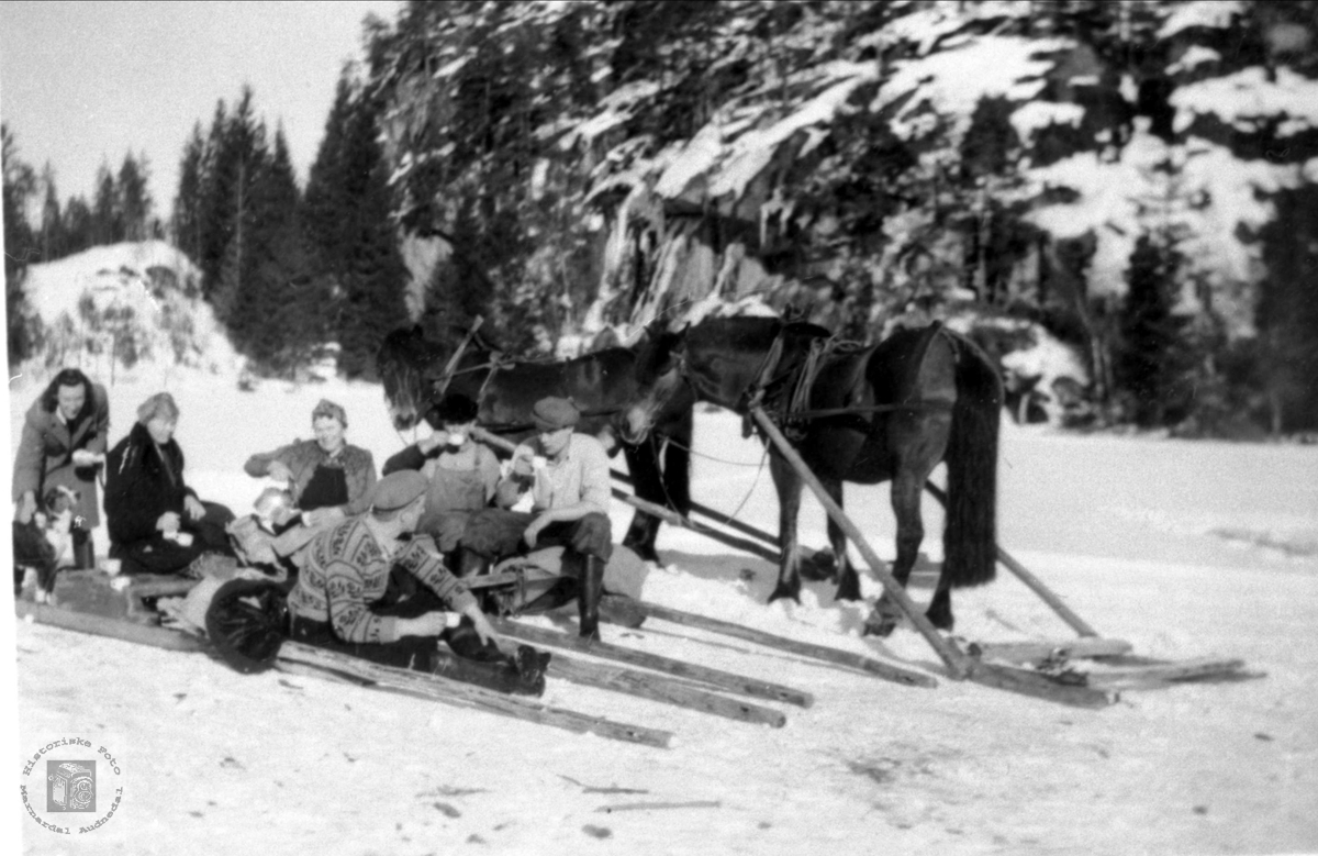 På isen med hest, Foss Bjelland.
Bilde er tatt på isen, ved Foss, over til Lislesundet, ca 1950.