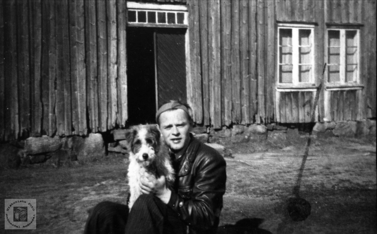 Portrett av Olav Sangesland med hunden. Laudal.